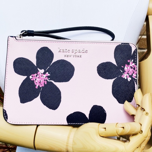 Flower🌸NWT Kate Spade Large Wristlet - Picture 2 of 7